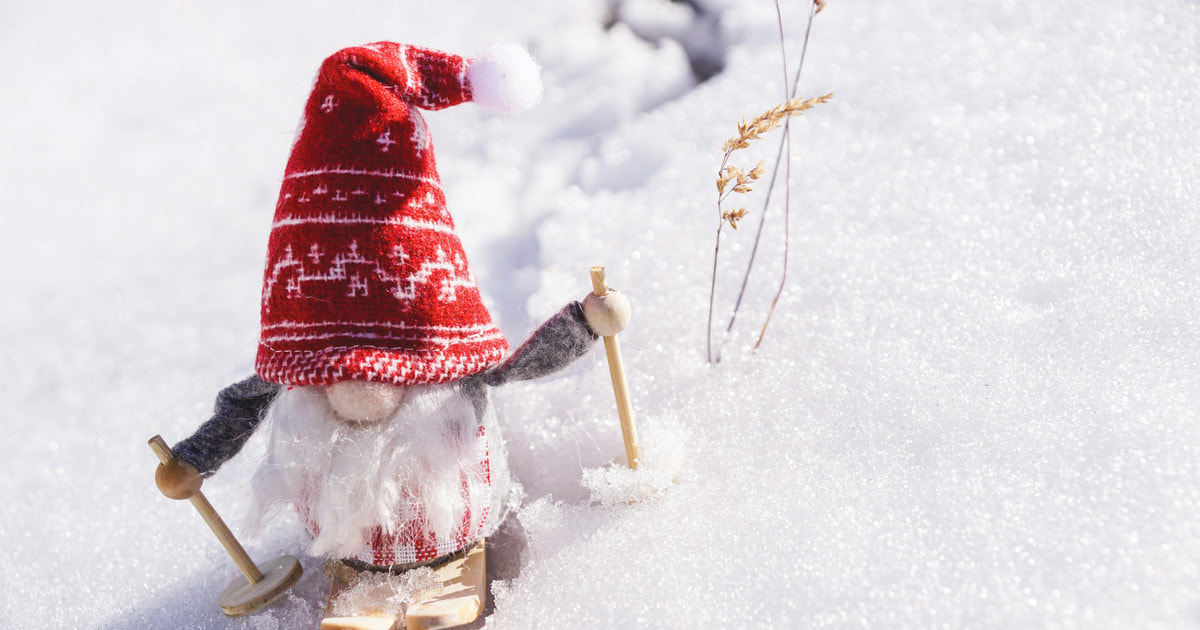 En prydsnadstomte åker skidor i nyfallen snö. Kanske letar den efter glassbilen?